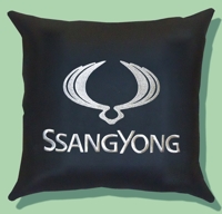 Подушка из экокожи с логотипом "SsangYong" размер XXL