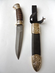 Нож "Витязь", дамасская сталь. В деревянных ножнах с художественным литьем (латунь).